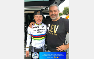 Fabien Rouzé avec Remco Evenepoel après une première course sur le sol belge avec le maillot de champion du monde junior, 10 jours après son sacre à Innsbruck. 